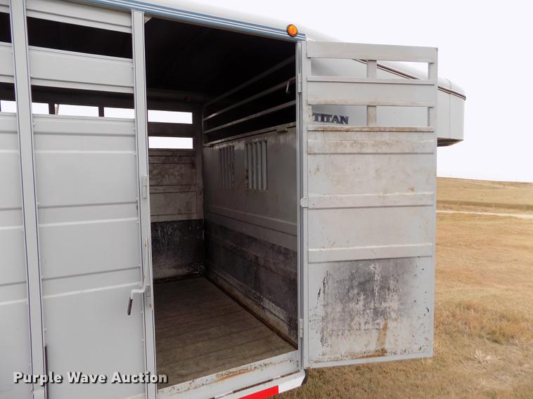 image for item DB9092 2004 Titan livestock trailer