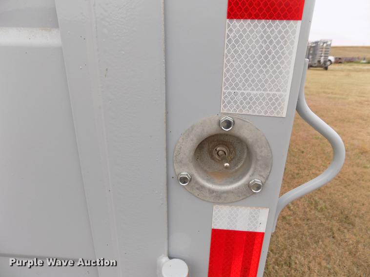 image for item DB9092 2004 Titan livestock trailer