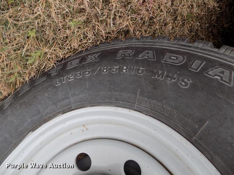 image for item DB9092 2004 Titan livestock trailer