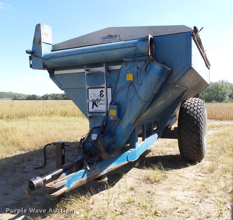 image for item DE5245 Kinze 600S grain cart