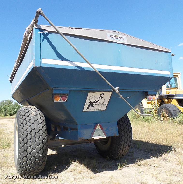 image for item DE5245 Kinze 600S grain cart