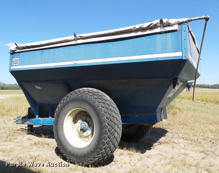 image for item DE5245 Kinze 600S grain cart