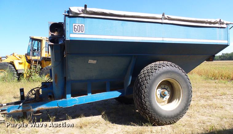 image for item DE5245 Kinze 600S grain cart