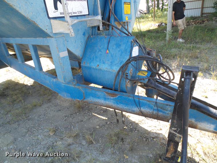 image for item DE5245 Kinze 600S grain cart