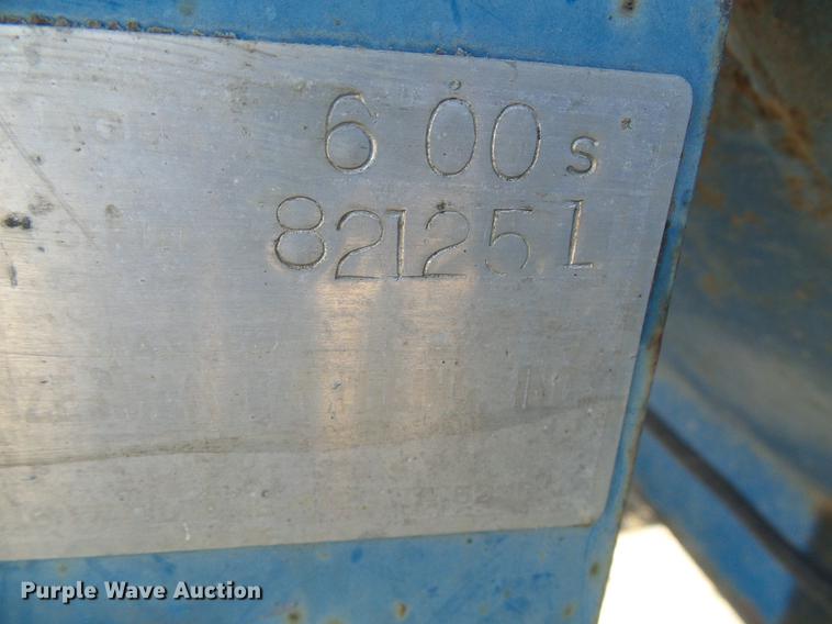 image for item DE5245 Kinze 600S grain cart