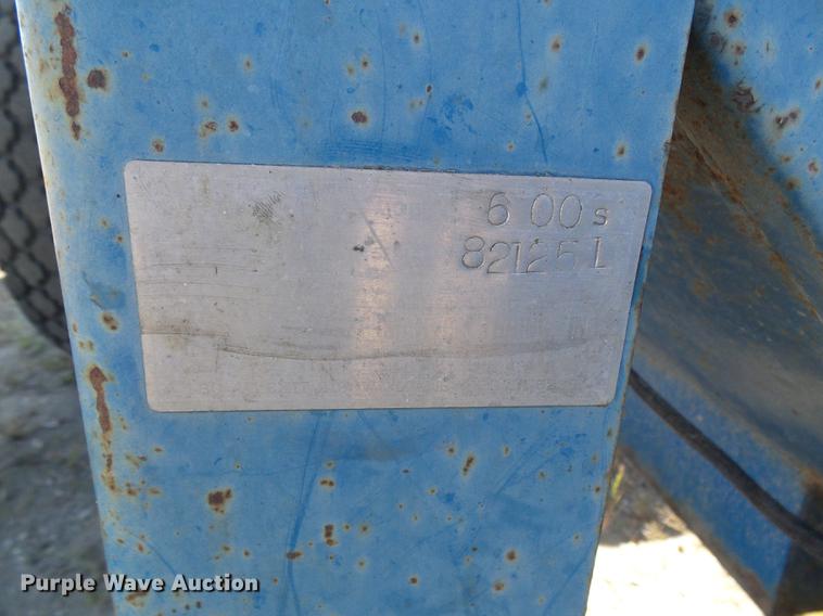 image for item DE5245 Kinze 600S grain cart