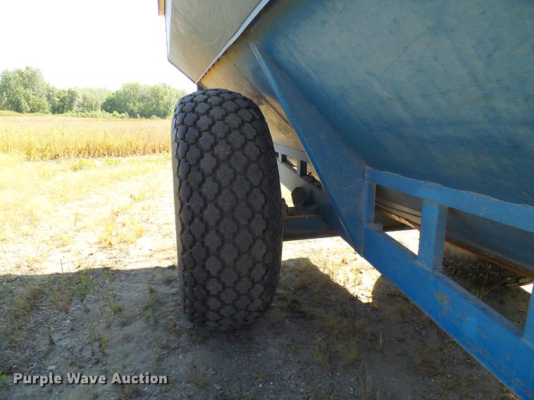 image for item DE5245 Kinze 600S grain cart
