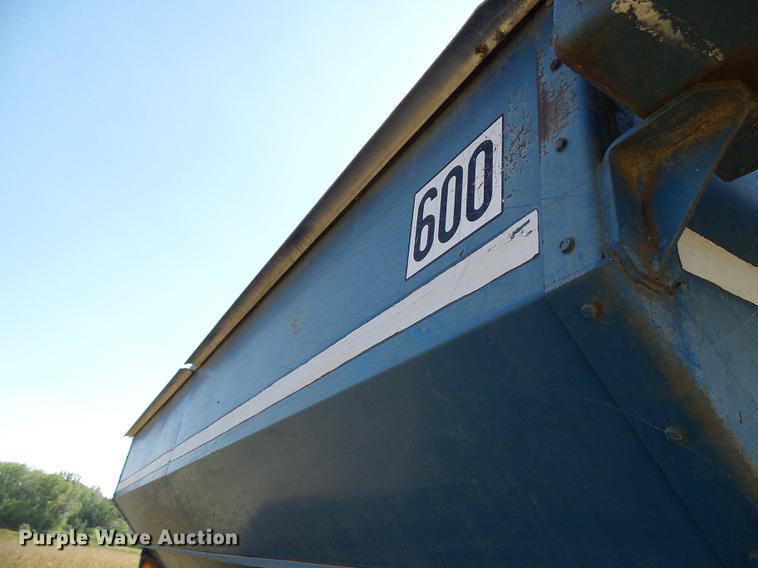 image for item DE5245 Kinze 600S grain cart