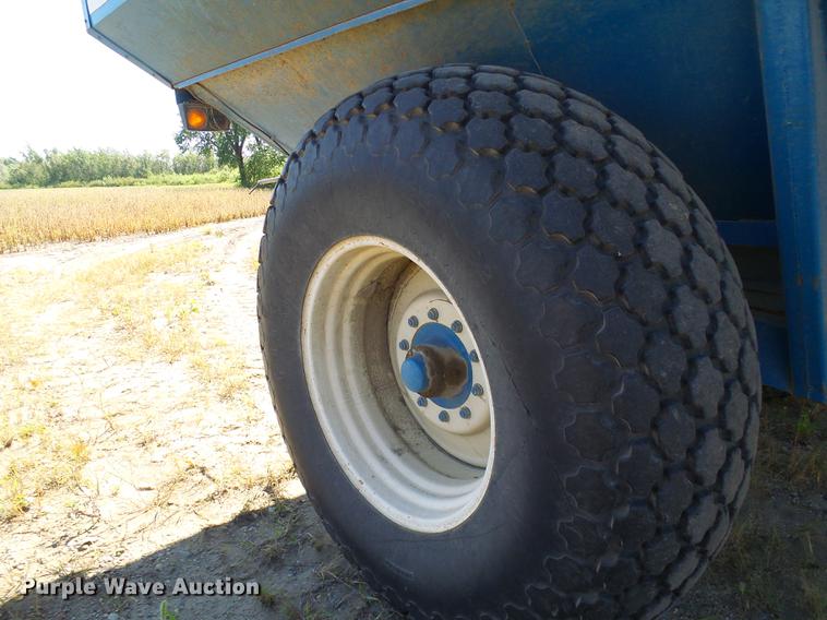 image for item DE5245 Kinze 600S grain cart