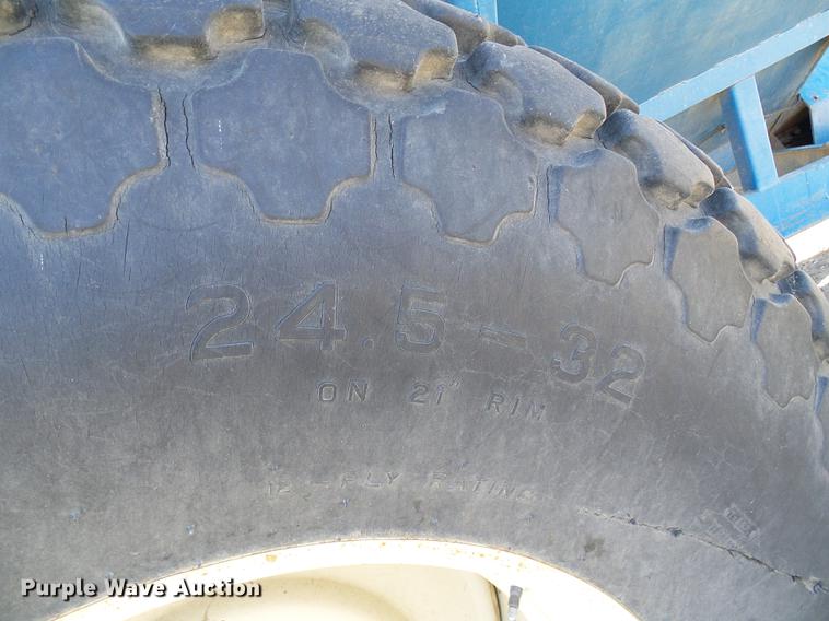 image for item DE5245 Kinze 600S grain cart