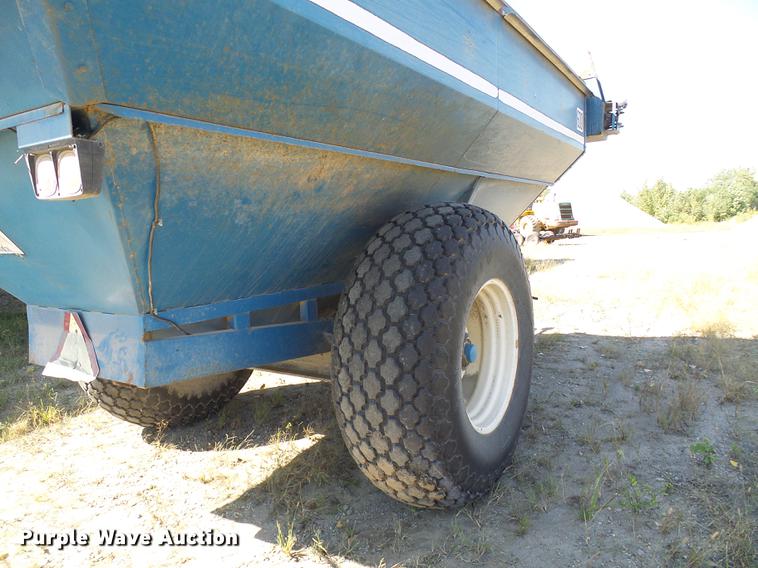 image for item DE5245 Kinze 600S grain cart