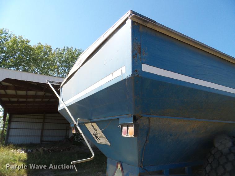 image for item DE5245 Kinze 600S grain cart