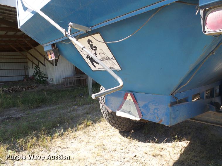 image for item DE5245 Kinze 600S grain cart