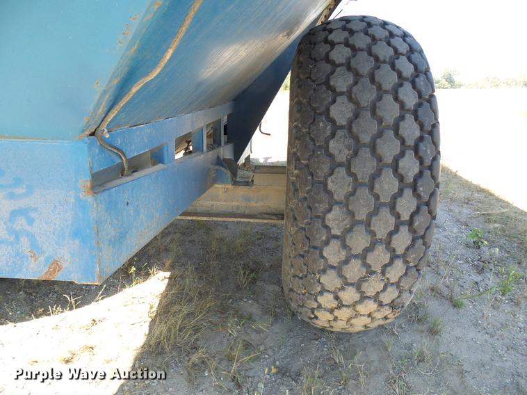 image for item DE5245 Kinze 600S grain cart