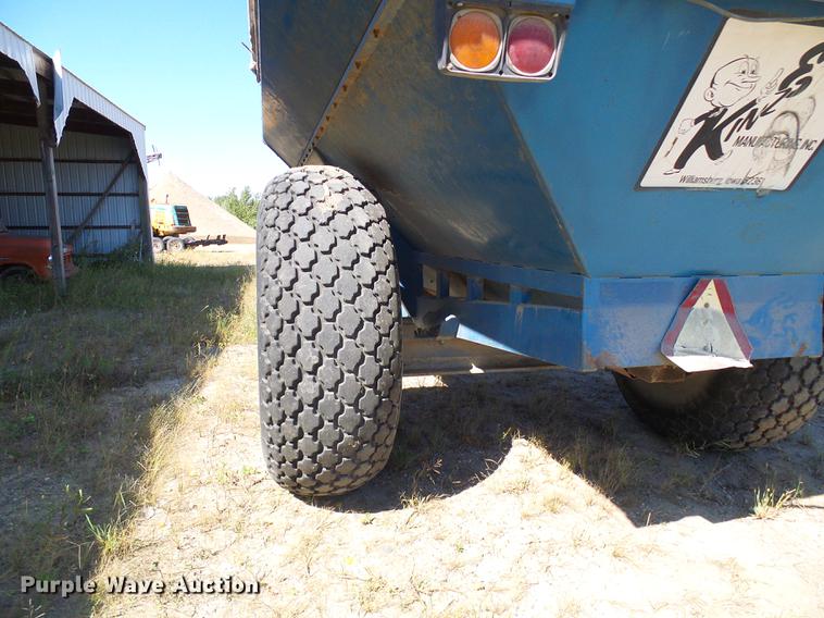 image for item DE5245 Kinze 600S grain cart