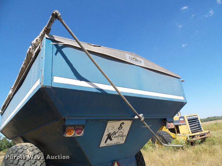 image for item DE5245 Kinze 600S grain cart