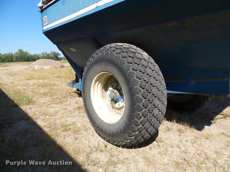 image for item DE5245 Kinze 600S grain cart