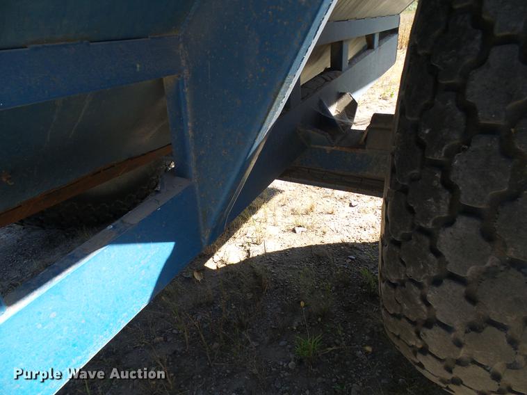 image for item DE5245 Kinze 600S grain cart