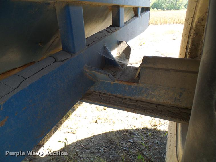 image for item DE5245 Kinze 600S grain cart