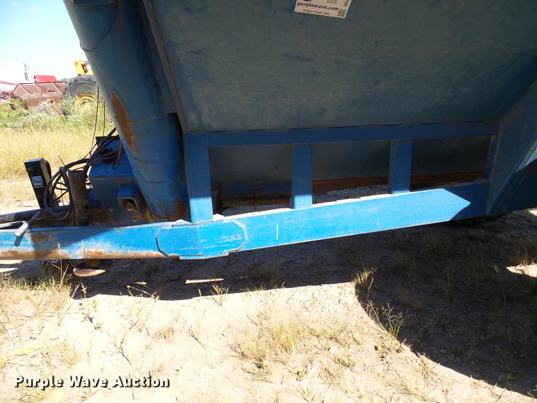image for item DE5245 Kinze 600S grain cart