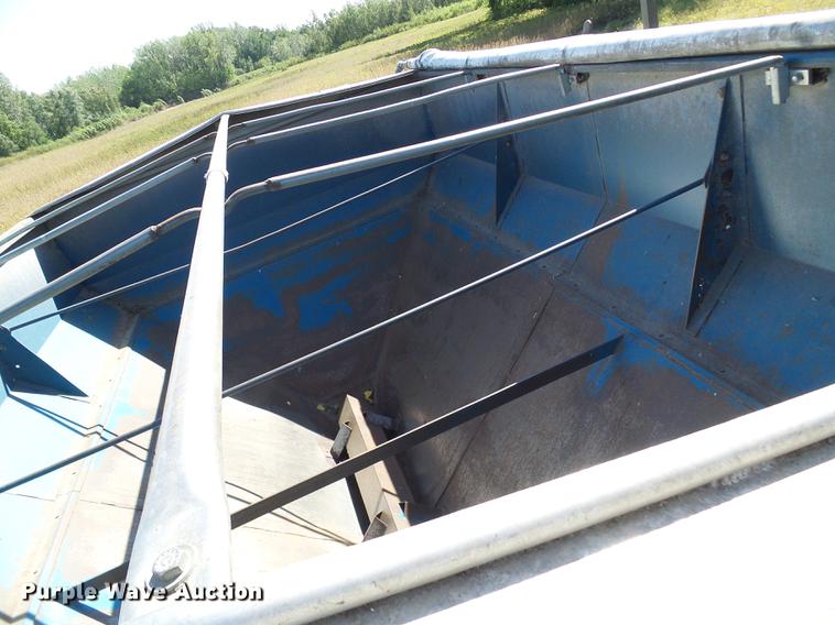 image for item DE5245 Kinze 600S grain cart