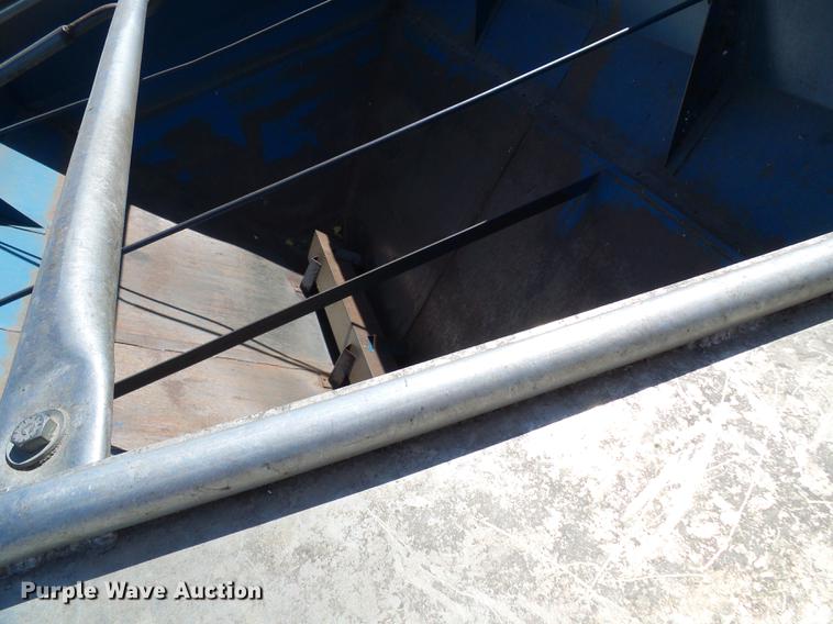 image for item DE5245 Kinze 600S grain cart