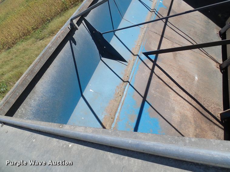 image for item DE5245 Kinze 600S grain cart