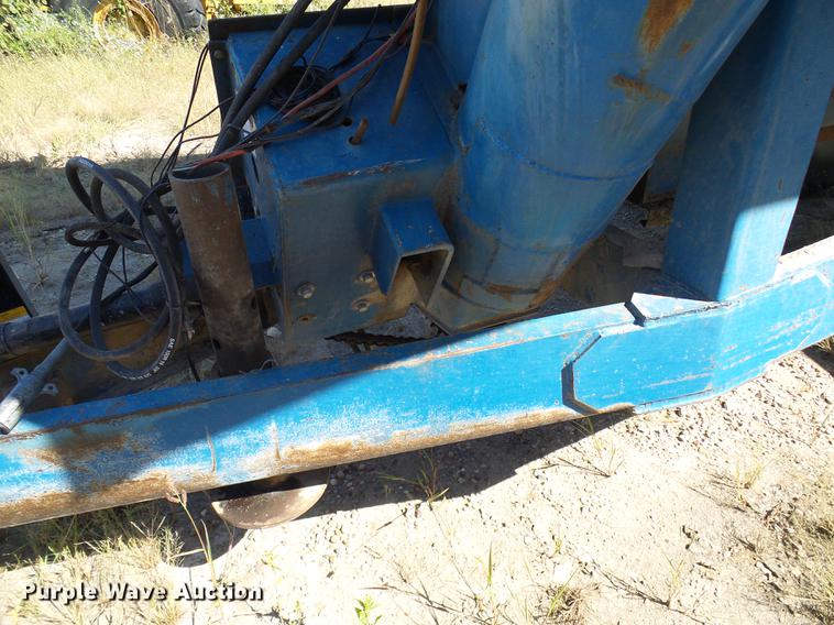 image for item DE5245 Kinze 600S grain cart