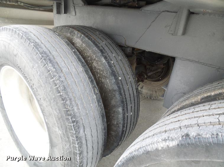 image for item DE5272 1994 Wilson DWH-200 double hopper bottom grain trailer