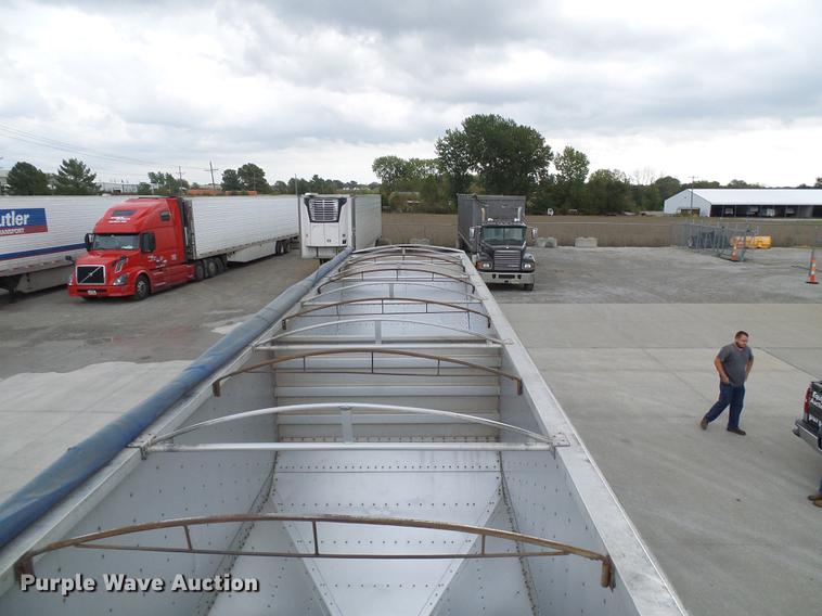 image for item DE5272 1994 Wilson DWH-200 double hopper bottom grain trailer