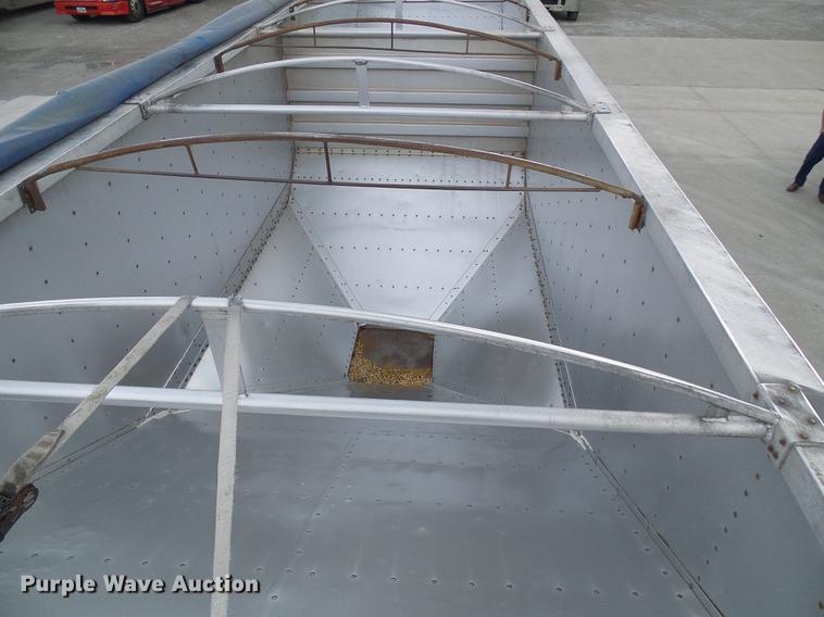 image for item DE5272 1994 Wilson DWH-200 double hopper bottom grain trailer
