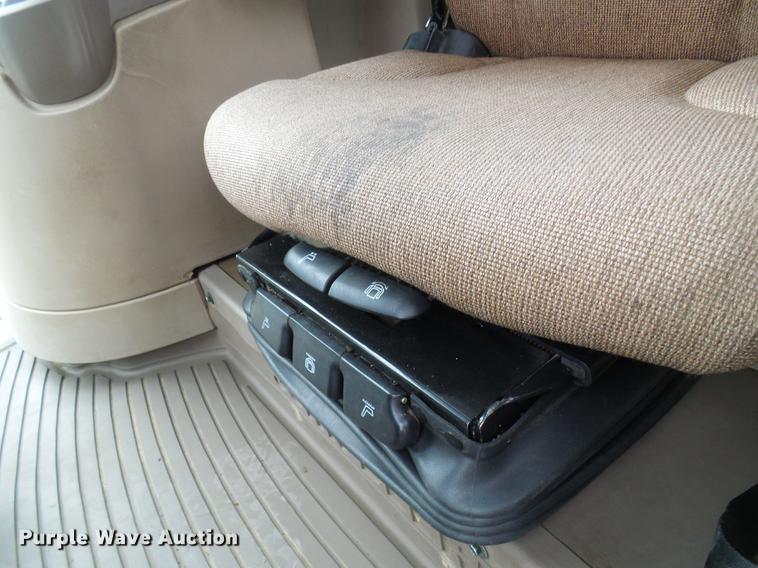 image for item DE5274 2010 John Deere 7230 Premium MFWD tractor