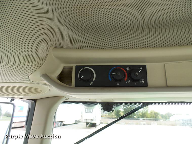 image for item DE5274 2010 John Deere 7230 Premium MFWD tractor