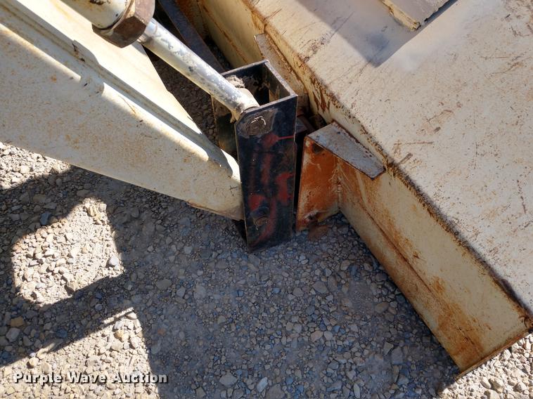 image for item DE6405 Oliver 1600 tractor