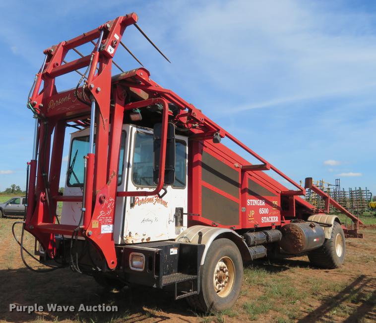 image for item DE6446 Stinger 6500 hay bale stacker