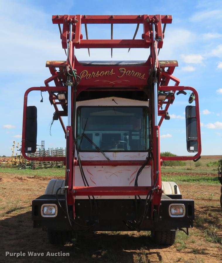 image for item DE6446 Stinger 6500 hay bale stacker