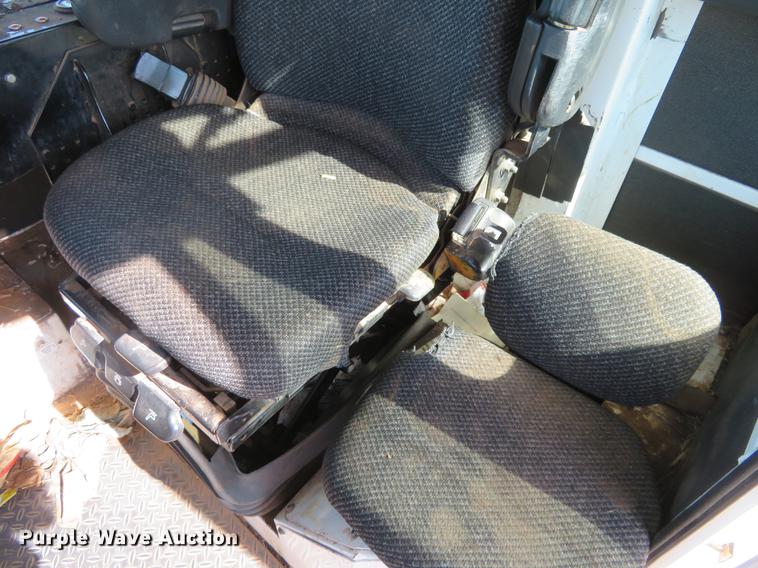 image for item DE6446 Stinger 6500 hay bale stacker