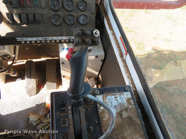 image for item DE6446 Stinger 6500 hay bale stacker