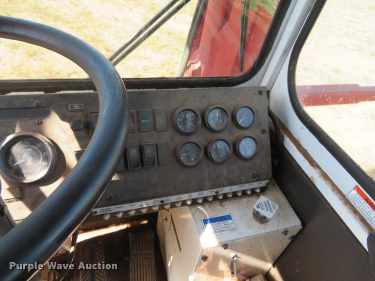 image for item DE6446 Stinger 6500 hay bale stacker