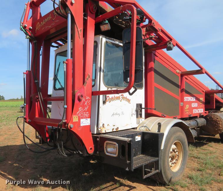 image for item DE6446 Stinger 6500 hay bale stacker