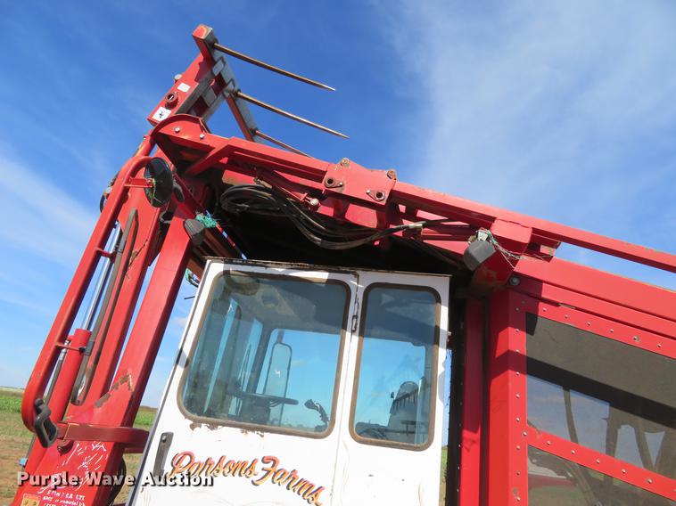 image for item DE6446 Stinger 6500 hay bale stacker