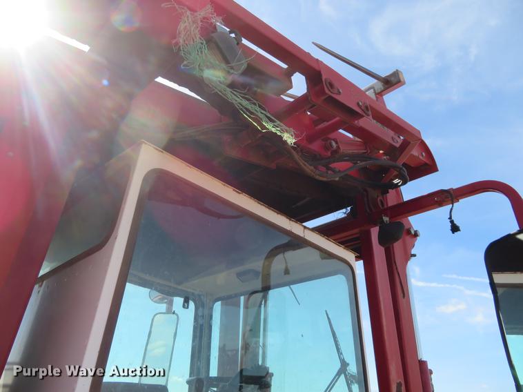 image for item DE6446 Stinger 6500 hay bale stacker