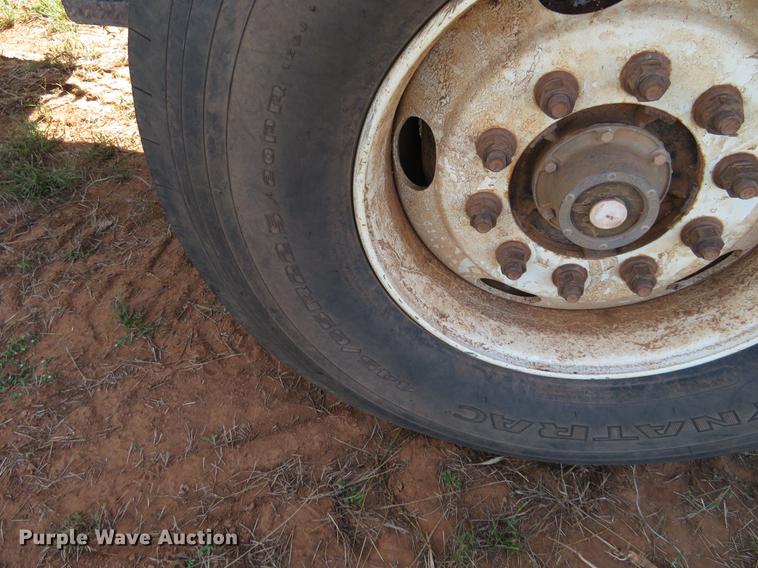 image for item DE6446 Stinger 6500 hay bale stacker