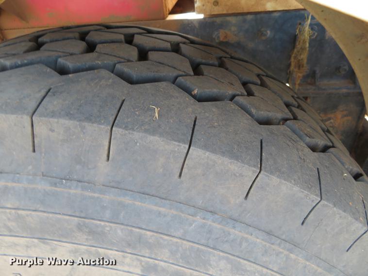 image for item DE6446 Stinger 6500 hay bale stacker