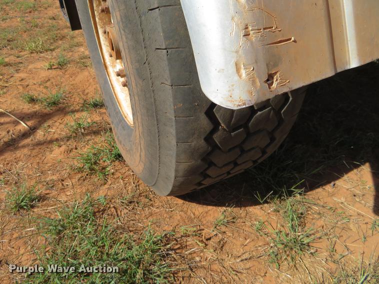 image for item DE6446 Stinger 6500 hay bale stacker