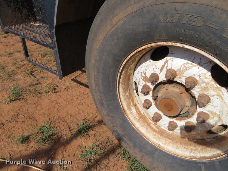 image for item DE6446 Stinger 6500 hay bale stacker