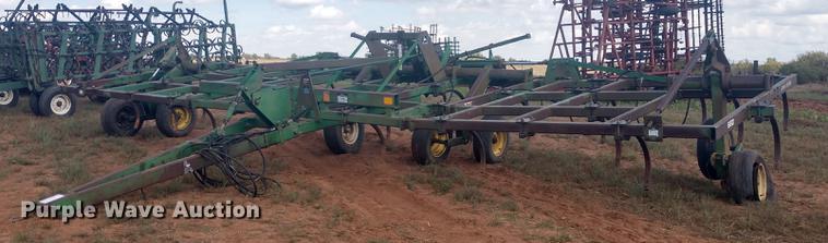 image for item DE6448 John Deere 680 chisel