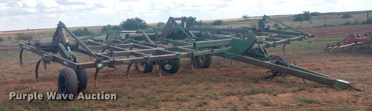 image for item DE6448 John Deere 680 chisel