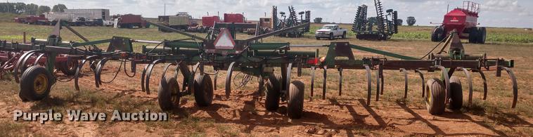 image for item DE6448 John Deere 680 chisel