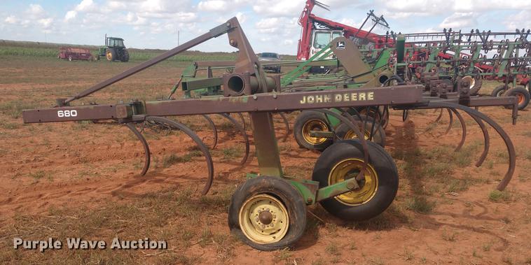 image for item DE6448 John Deere 680 chisel